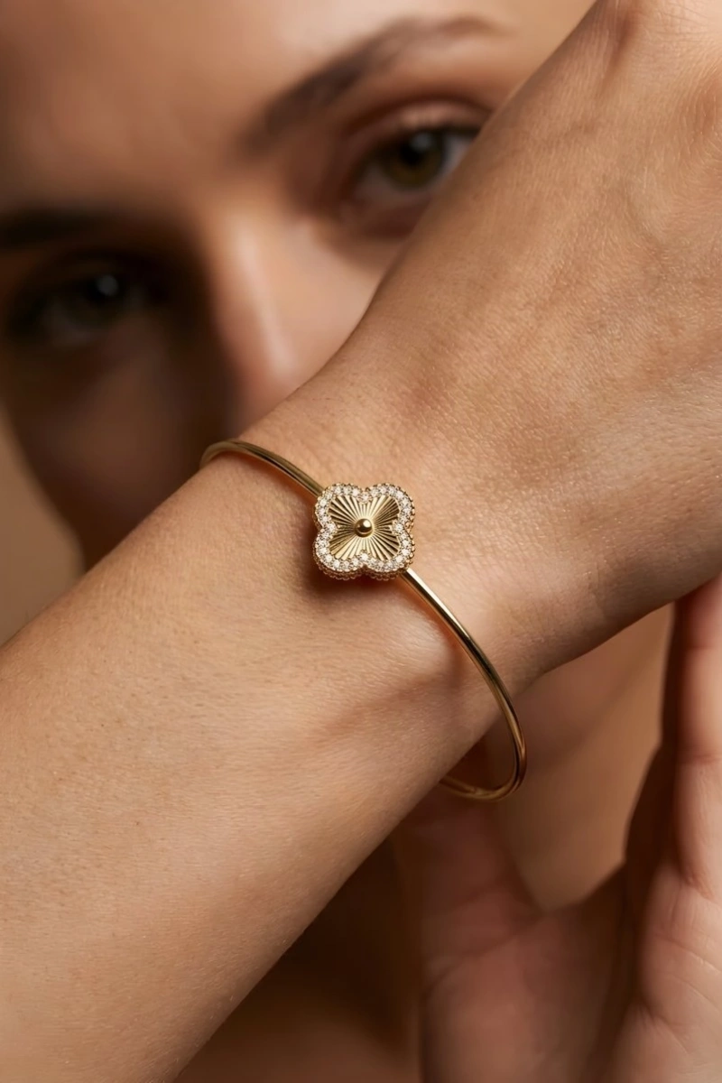 Yay Model Taşlı Yonca Model Gold Altın Kaplama Bileklik