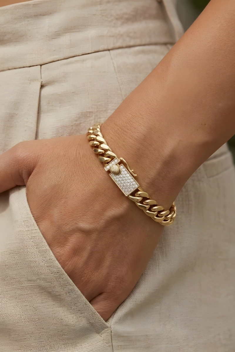 Gurmet Ezik Bağlı Model Taş Detay Klips Gold Altın Kaplama Bileklik
