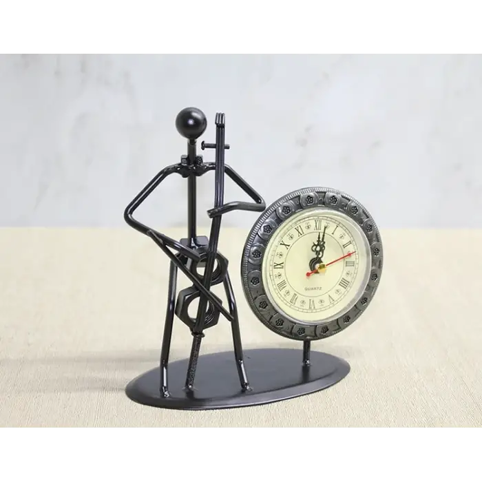 Metal Saatli Keman Çalan Müzisyen Alk4333