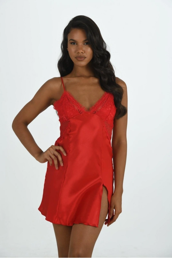 Primoda Kadın İp Askılı Saten Kumaş Dantel Detaylı Yırtmaçlı Mini Kırmızı Gecelik