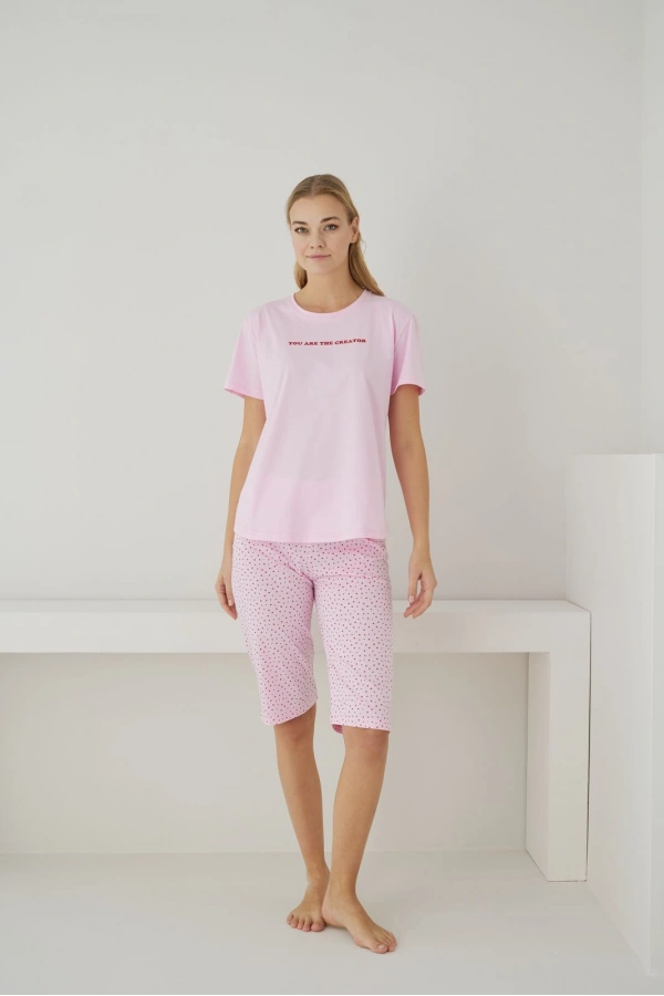 Pijamoni Kadın Süprem Kumaş Kısa Kollu Kapri Kalp DesenliPembe Pijama Takımı –