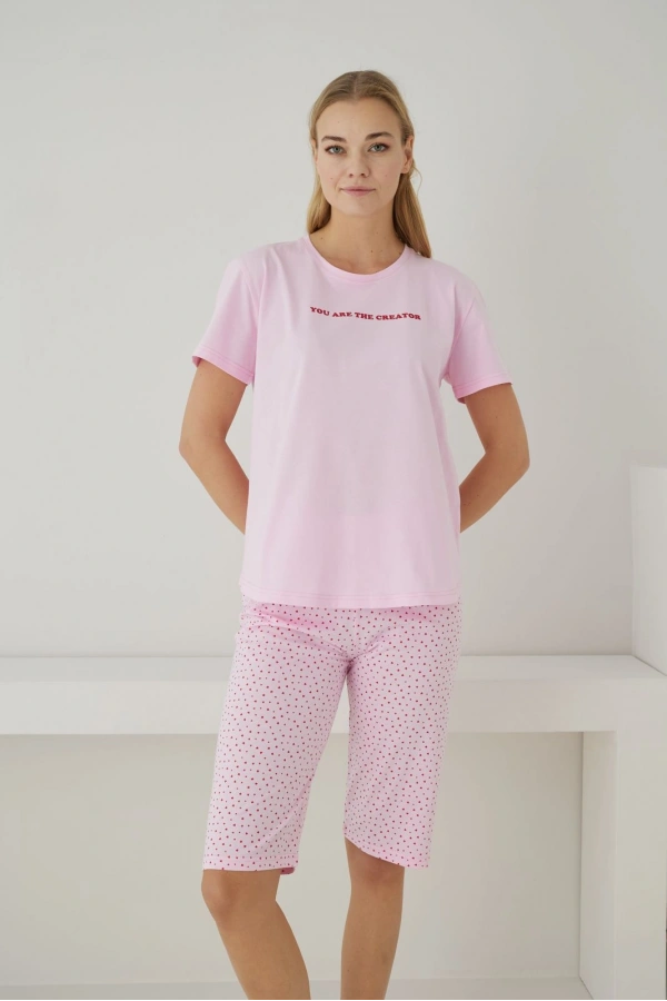 Pijamoni Kadın Süprem Kumaş Kısa Kollu Kapri Kalp DesenliPembe Pijama Takımı –
