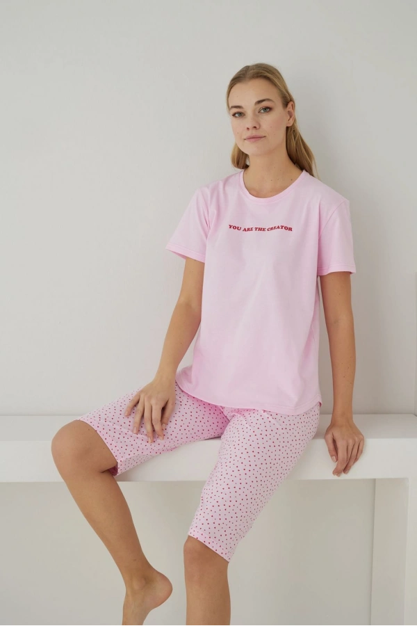 Pijamoni Kadın Süprem Kumaş Kısa Kollu Kapri Kalp DesenliPembe Pijama Takımı –