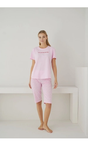 Pijamoni Kadın Süprem Kumaş Kısa Kollu Kapri Kalp DesenliPembe Pijama Takımı –