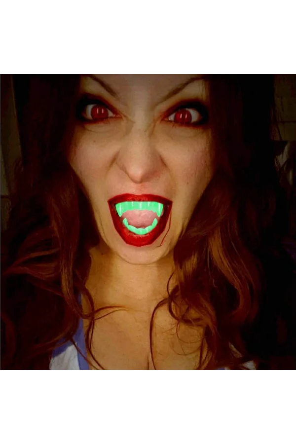 Fosforlu Çift Damak Takma Vampir Dişi