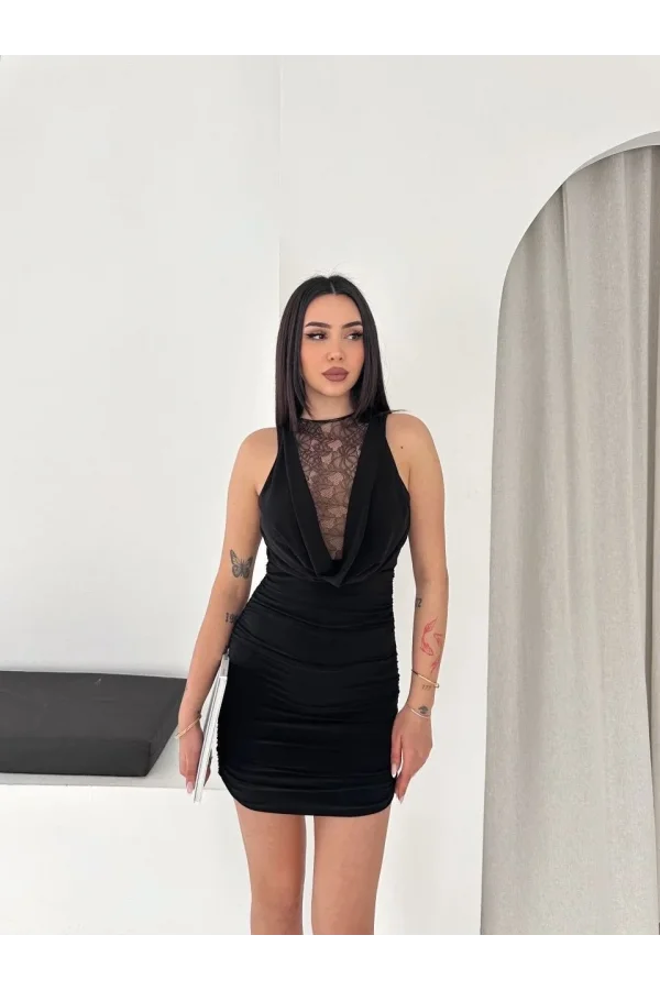 Kadın Dantel Detaylı Derin Dekolte Drapeli Mini Elbise Şık Kolsuz - Siyah