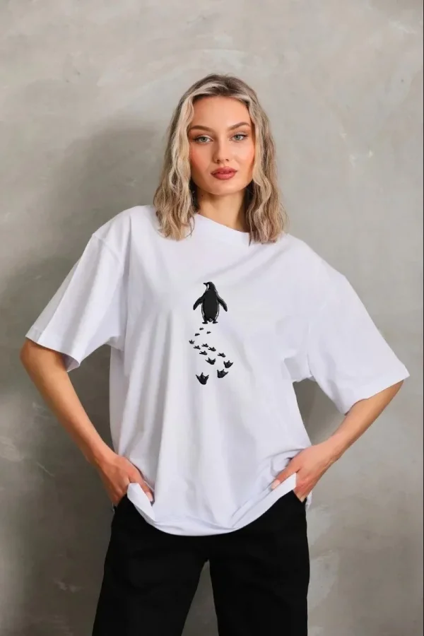 Kadın Nihilist Penguen Temalı Oversize Bisiklet Yaka Tişört - Beyaz