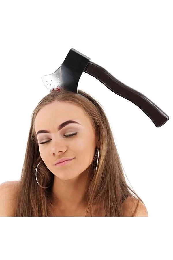 Kafaya Saplanmış Kanlı Balta Şaka Tacı