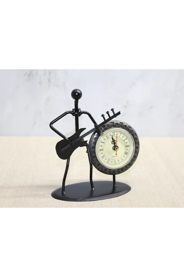 Metal Saatli Gitar Çalan Müzisyen