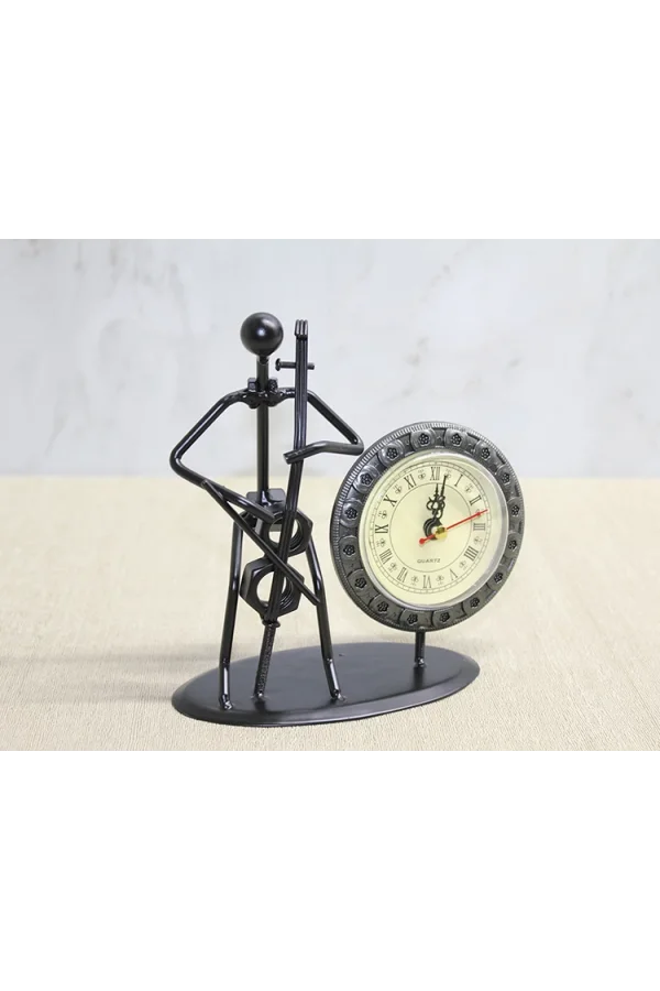 Metal Saatli Keman Çalan Müzisyen