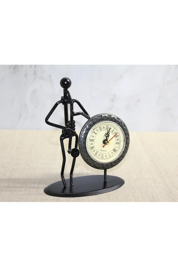 Metal Saatli Saksafon Çalan Müzisyen