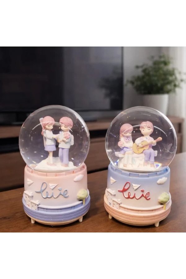 Orta Boy Romantik Çift Temalı Kar Küresi