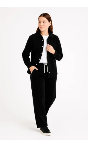 Kadın Kadife Oversize Takım – Gömlek ve Pantolon İkili Set Füme Corduroy Şıklığı, Rahat ve Zarif Duruş Yumuşak Dokulu Kadife Kumaş, Düğmeli Gömlek Üst ve Lastikli Pantolon Alt Parça ile Gün Boyu Konfor- Siyah