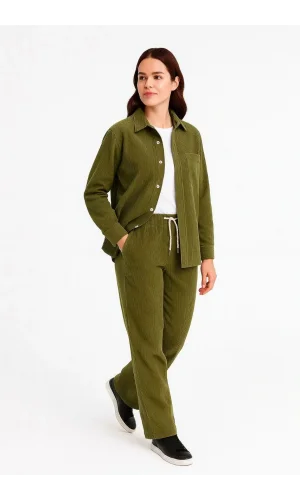 Kadın Kadife Oversize Takım – Gömlek ve Pantolon İkili Set Füme Corduroy Şıklığı, Rahat ve Zarif Duruş Yumuşak Dokulu Kadife Kumaş, Düğmeli Gömlek Üst ve Lastikli Pantolon Alt Parça ile Gün Boyu Konfor- haki