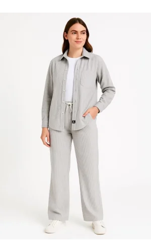 Kadın Kadife Oversize Takım – Gömlek ve Pantolon İkili Set Füme Corduroy Şıklığı, Rahat ve Zarif Duruş Yumuşak Dokulu Kadife Kumaş, Düğmeli Gömlek Üst ve Lastikli Pantolon Alt Parça ile Gün Boyu Konfor- Gri