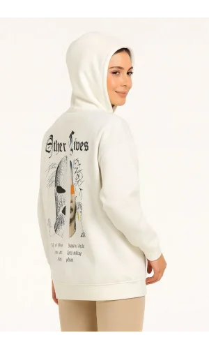 Kadın Oversize Üç İplik Şardonlu Kapüşonlu Sweatshirt – Beyaz “Other Lives” Ön ve Arka Baskılı, Kanguru Cepli, Ribanalı Rahat Kışlık Model Beyaz