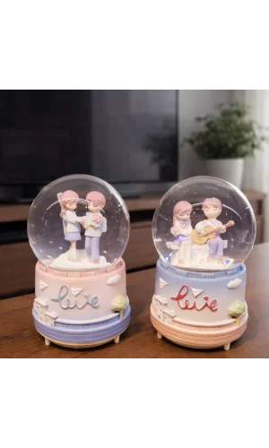 Orta Boy Romantik Çift Temalı Kar Küresi