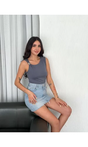 Osy Modal Yumuşak Dokulu Kumaş Bisiklet Yaka Kadın Sıfır Kol Bluz Omuz Toka Aksesuar Detaylı - Antrasit