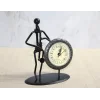Metal Saatli Saksafon Çalan Müzisyen