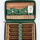 Lüks Yeşil Deri Seyahat Tipi Puro Kutusu - İspanyol Sedir Ağacı Kaplı 4lü Puro Kılıfı - Özel Desenli Portatif Humidor ve Metal Kesici Aksesuar Seti