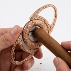 Rose Gold Vintage İşlemeli Puro Kesici - Çift Paslanmaz Çelik Bıçak - Lüks Tasarım, Keskin ve Hassas Kesim, Bakır Renkli Puro Aksesuarı