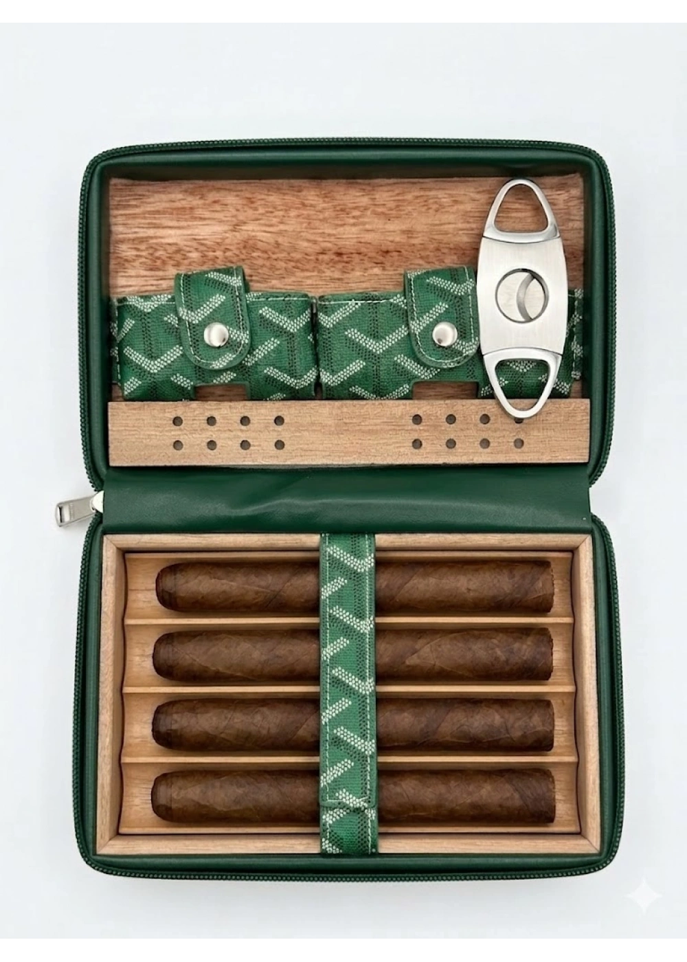 Lüks Yeşil Deri Seyahat Tipi Puro Kutusu - İspanyol Sedir Ağacı Kaplı 4lü Puro Kılıfı - Özel Desenli Portatif Humidor ve Metal Kesici Aksesuar Seti
