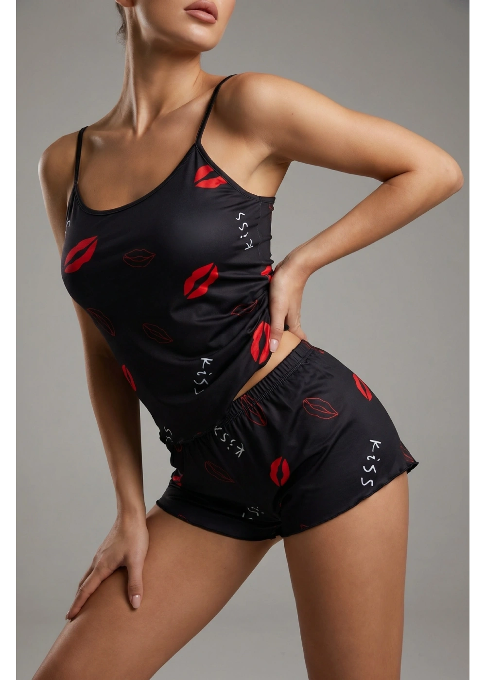 Öpücük Desenli Siyah Askılı Şortlu Kadın Pijama Takımı TM1358