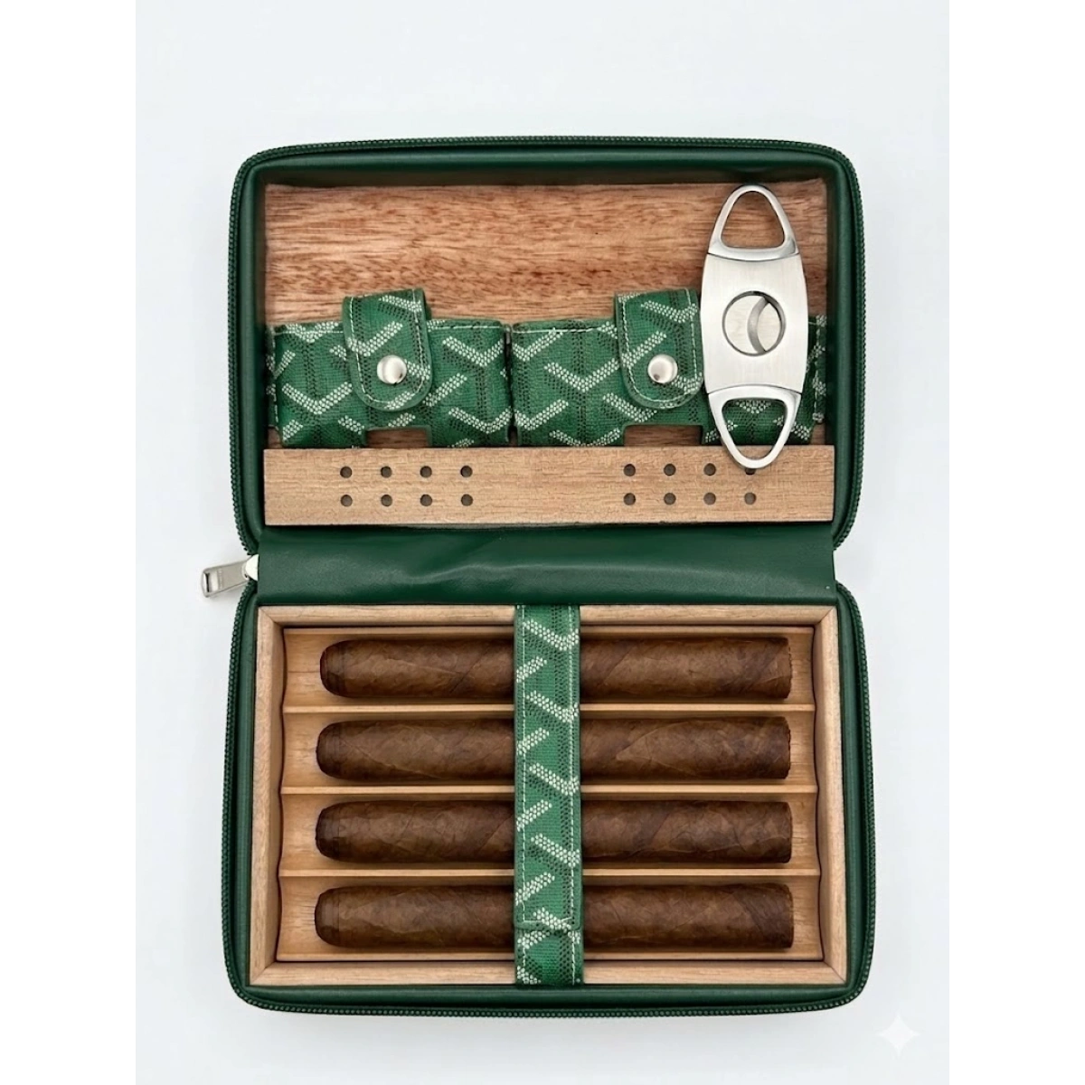 Lüks Yeşil Deri Seyahat Tipi Puro Kutusu - İspanyol Sedir Ağacı Kaplı 4lü Puro Kılıfı - Özel Desenli Portatif Humidor ve Metal Kesici Aksesuar Seti