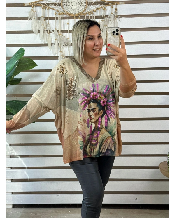 İtalyan Tasarım V Yaka Ön Detaylı Bluz Kadın Figürlü