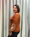 İtalyan Tasarım Çiçek İşlemeli Yumuşak Triko Bluz Tarçın
