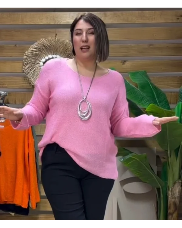 Mavi taşlı pantolon ve pembe merserize kolye bluz