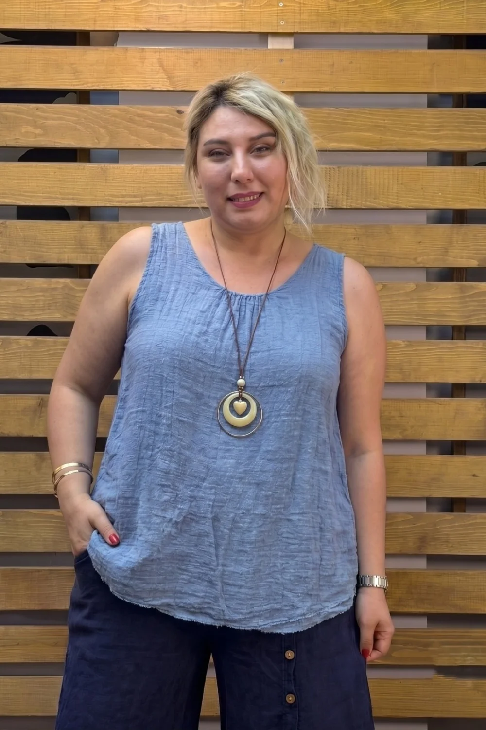 İtalyan Tasarım Kolyeli Sıfır Kol Bluz İndigo