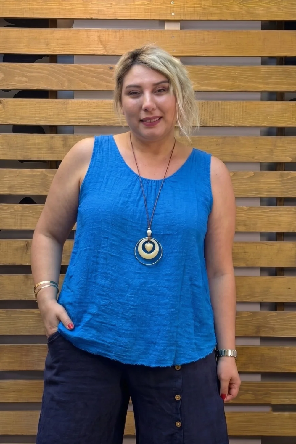 İtalyan Tasarım Kolyeli Sıfır Kol Bluz Saks Mavi