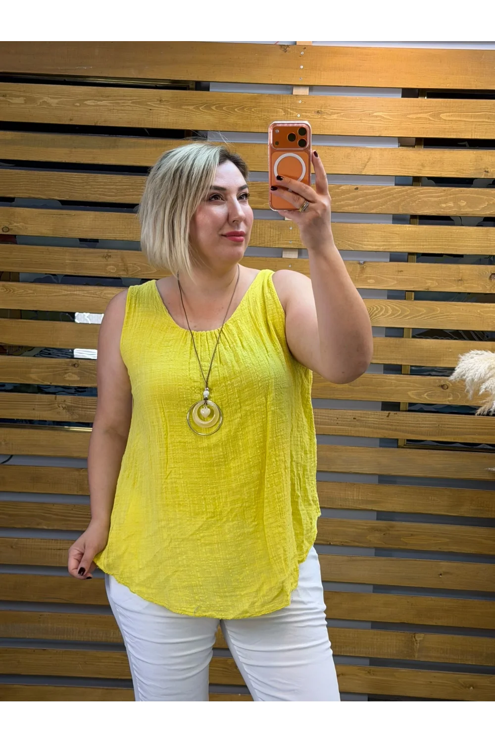 İtalyan Tasarım Kolyeli Sıfır Kol Bluz Sarı