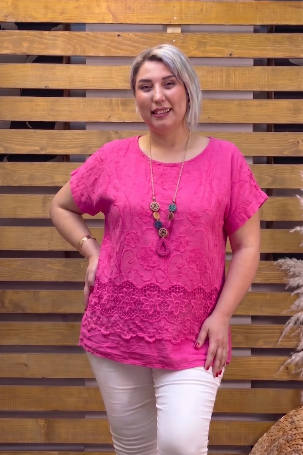 İtalyan Tasarım Nakış Detaylı Kolyeli Bluz Pembe