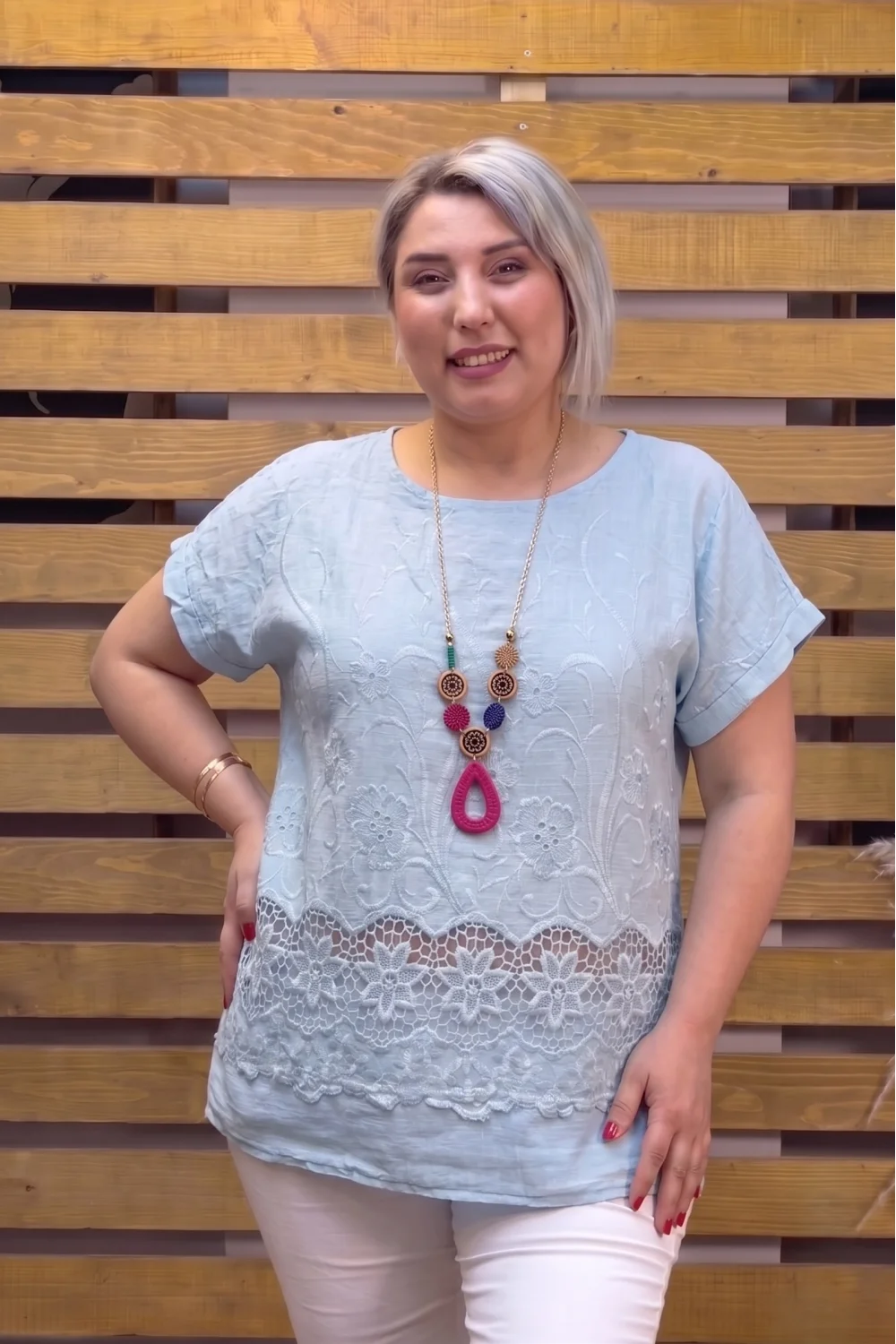 İtalyan Tasarım Nakış Detaylı Kolyeli Bluz Bebe Mavisi