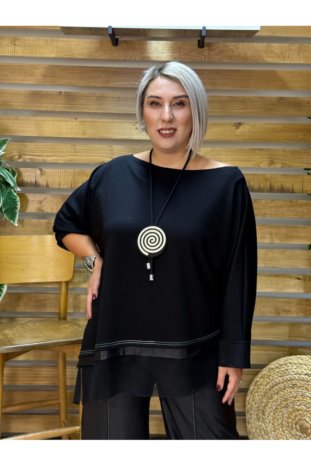 Tasarım Asimetrik Kesim Kolyeli Kayık Yaka Bluz