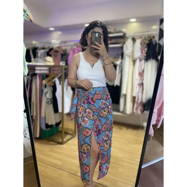 Bağlama detaylı yırtmaçlı saten etek