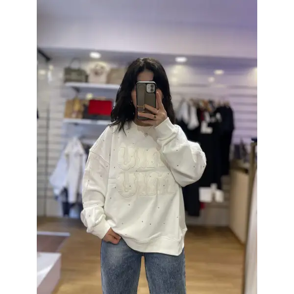 Beyaz yazı detaylı marka model sweat