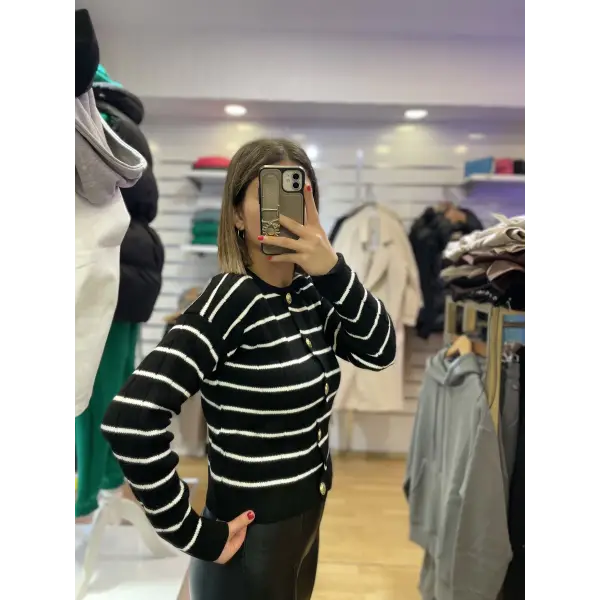 Çizgili Gold Düğmeli Siyah Triko Hırka