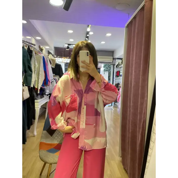 Desenli pembe gömlek
