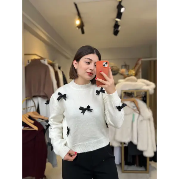 Fiyonk detaylı yumoş beyaz kazak