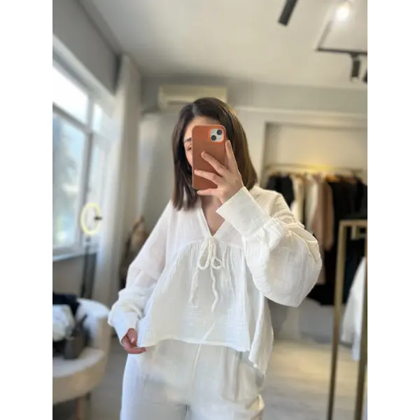 Müslin kumaş balon kol bağlama detaylı beyaz bluz