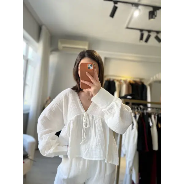 Müslin kumaş balon kol bağlama detaylı beyaz bluz