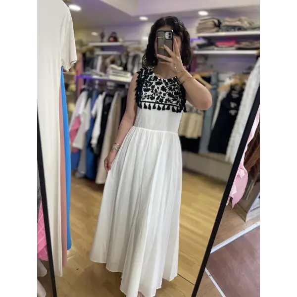 Nakış detaylı astarlı beyaz elbise