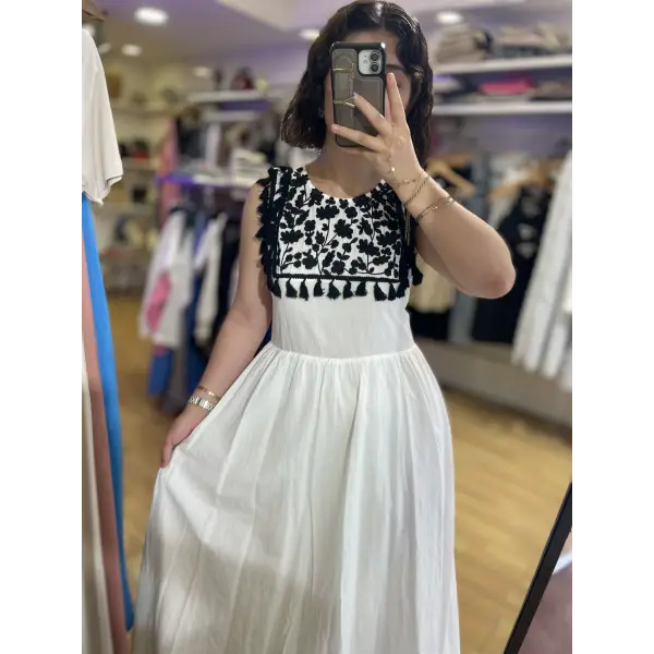 Nakış detaylı astarlı beyaz elbise