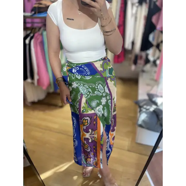 Renkli yırtmaçlı saten etek