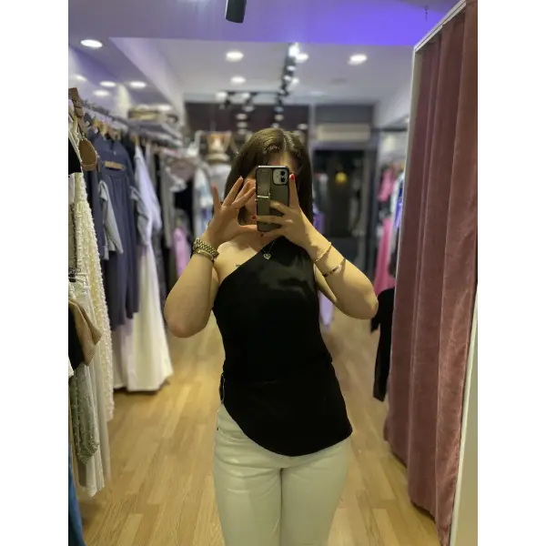 Tasarım toka detaylı asimetrik bluz