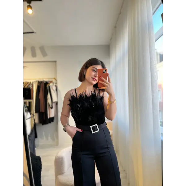 Tüy detaylı siyah tulum