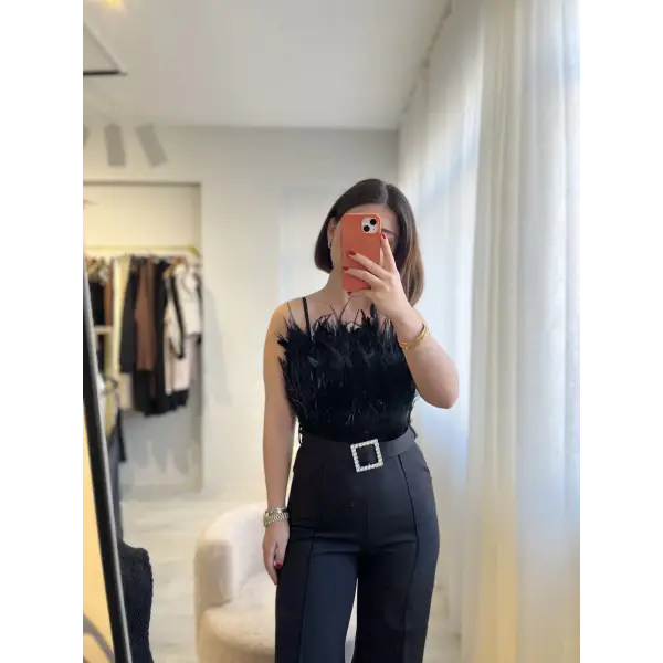 Tüy detaylı siyah tulum